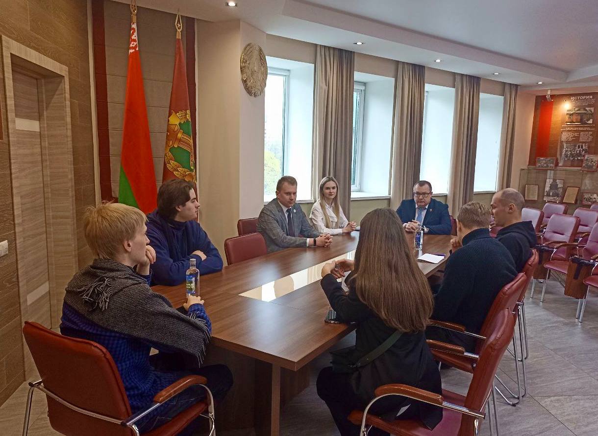 Встречу со студентами юридического факультета БГУ провели в МОКА.