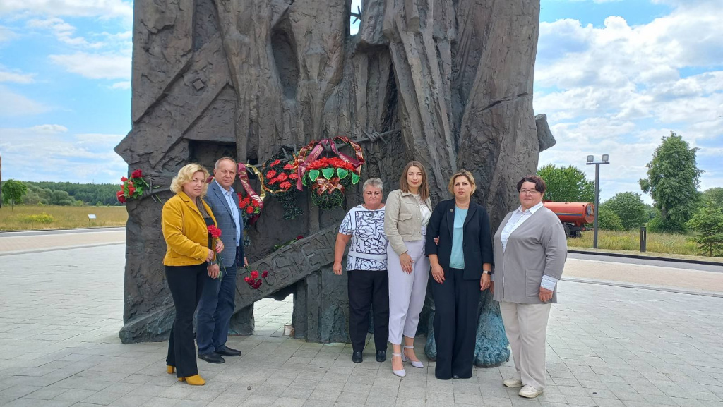 Адвокаты Минской городской коллегии почтили память жертв войны в Тростенецком мемориальном комплексе