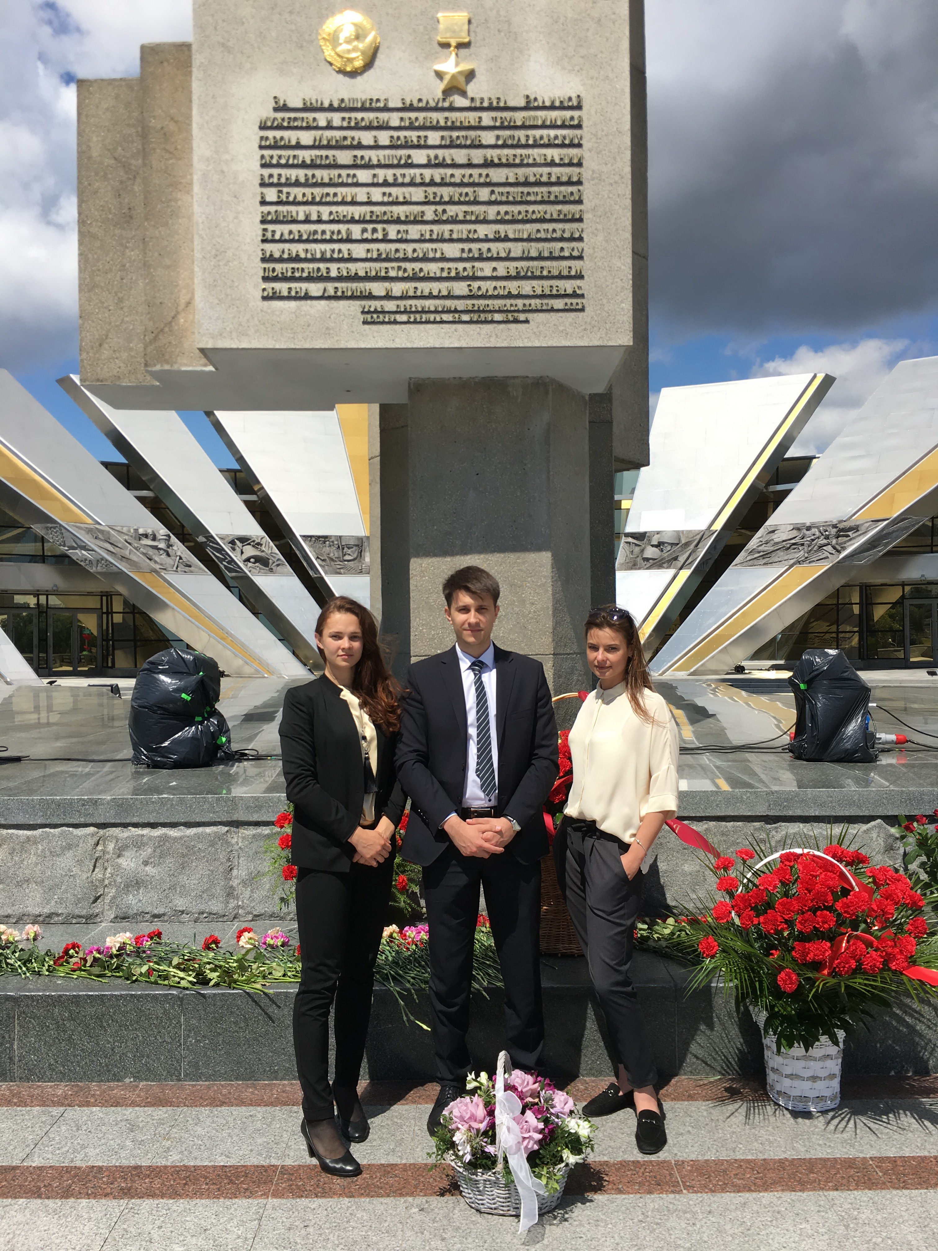 Молодые адвокаты МГКА почтили память героев войны и возложили цветы к обелиску